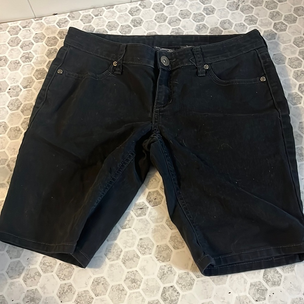 City Streets Sz 5 Black Bermuda Jean Shorts